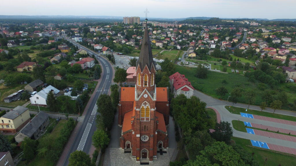 Zdjęcie prezentuje panoramę Libiąża. Na pierwszym planie widać Kościół pw. Przemienienia Pańskiego