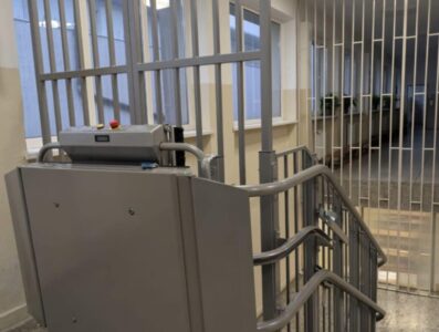 Likwidacja barier architektonicznych w budynku Zespołu Szkolno-Przedszkolnego w Gromcu poprzez montaż platformy przyschodowej